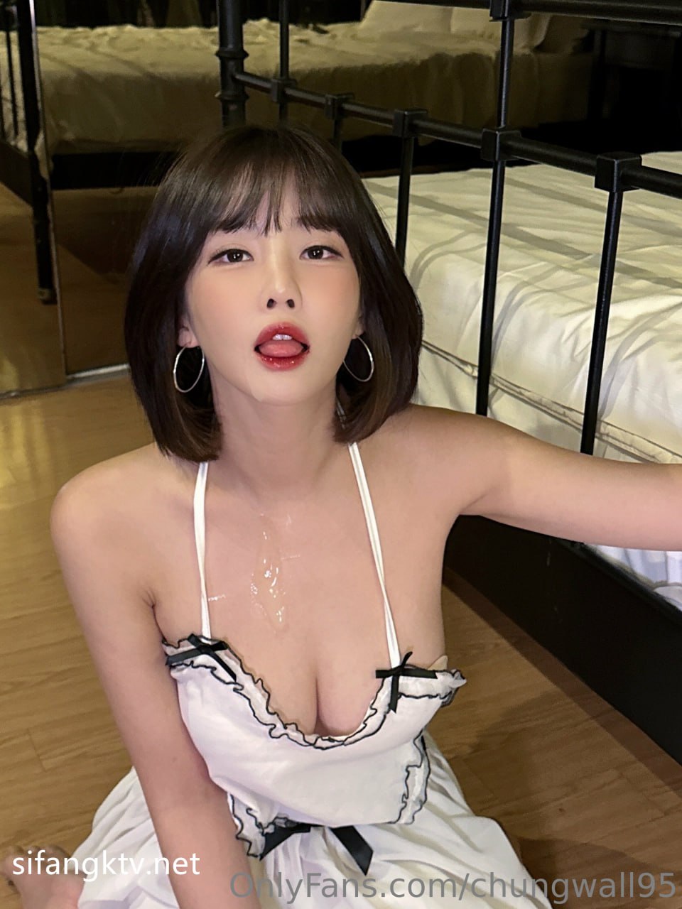 【2023_09_30】My_master_playing_with_my_boobs_I'm_getting_so_horny.m4v